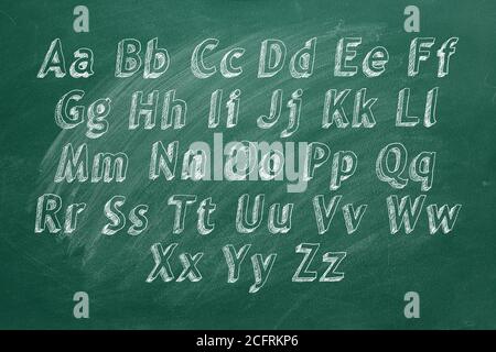 Dessin à la main de l'alphabet sur un tableau vert Banque D'Images