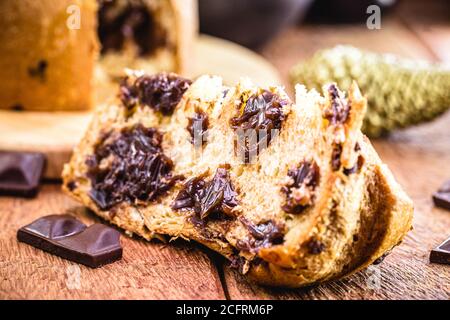 tranche de panettone, avec des chips de chocolat maison. Gâteau de Noël typique, également appelé chocotone Banque D'Images