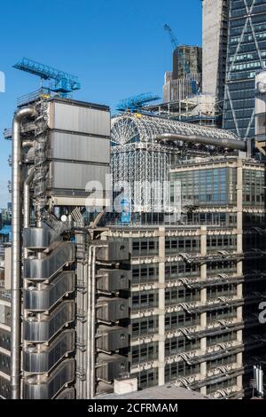 Vue en hauteur de la tour de l'ascenseur et de l'atrium avec grues de nettoyage bleues et escaliers en spirale. Bâtiment Leadenhall juste visible dans la section supérieure droite Banque D'Images