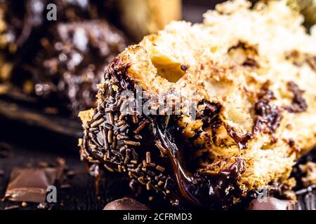 Grande tranche de panettone de chocolat, dessert typiquement brésilien, sur une table rustique en bois. Bonbons de Noël Banque D'Images