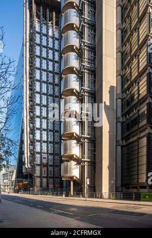 Vue oblique vers l'est sur Fenchurch Street. Les cages d'escalier externes empilées et les arbres de l'élévateur sont en évidence. Le Scalpel se trouve à gauche du châssis. Lloyd Banque D'Images