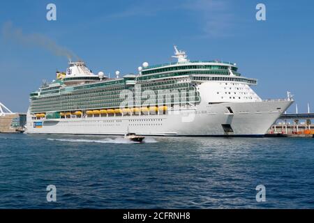 Navire de croisière indépendance de la mer de la Royal Caribbean International compagnie ancrée dans le port de Barcelone. 9 septembre 2019. Banque D'Images