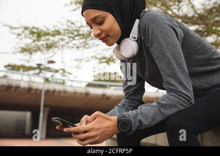 Femme s'exerçant à l'extérieur dans la ville Banque D'Images