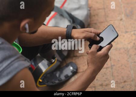 Homme utilisant un smartphone dans le parc Banque D'Images