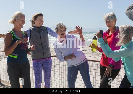 Groupe de femmes prenant une photo sur la plage Banque D'Images