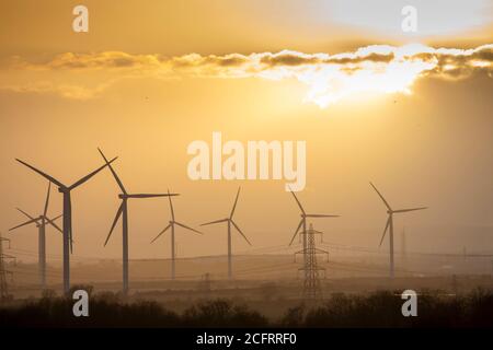 Éoliennes au coucher du soleil Banque D'Images