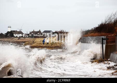 Les randonneurs braving un jour de tempête sur la côte Banque D'Images