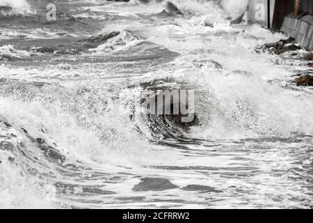 Mer agitée avec des vagues qui s'écrasant et qui s'écrasant Banque D'Images