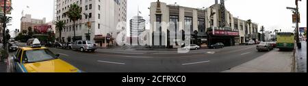 Los Angeles, Californie, États-Unis - octobre 2004 : vue panoramique des bâtiments et des magasins sur Hollywood Blvd, près de Vine Street. Banque D'Images