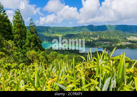 Vue pittoresque sur le lac de Sete Cidades, un lac de cratère volcanique sur l'île de São Miguel, Açores, Portugal Banque D'Images