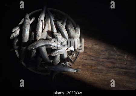 Gros plan poisson surgelé sur table en bois Banque D'Images