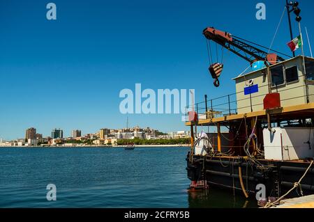 Un bateau-grue maritime dans la mer méditerranée Banque D'Images