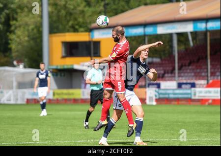 Joe McNerney (5) de Crawley Town remporte l'affiche supérieure de Matt Smith (10) de Millwall FC Banque D'Images