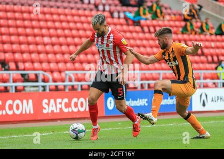 Bailey Wright (5) de Sunderland sous la pression de Brandon Fleming (21) de Hull City Banque D'Images