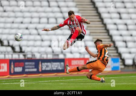 Chris Maguire (7 ans) de Sunderland dépasse un défi Brandon Fleming (21) de Hull City Banque D'Images