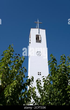 Tour de cloche et horloge dans l'église de Poblenou del Delta à Tarragone, Espagne. Orientation portrait. Banque D'Images