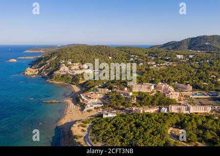 Photo de la banque datée de juillet 2020 es Figueral Resort ibiza île espagnole d'Ibiza au bord de la mer Méditerranée. Il est situé dans la municipalité de Santa Eulˆria des Riu et à 6.4 miles au nord-est de la ville de Santa Eulˆria des Riu. Banque D'Images