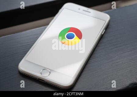 Guilherand-Granges, France - 16 juin 2020. Smartphone avec logo Google Chrome. Navigateur Web multi plate-forme de Google. Banque D'Images