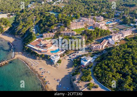 Photo de la banque datée de juillet 2020 es Figueral Resort ibiza île espagnole d'Ibiza au bord de la mer Méditerranée. Il est situé dans la municipalité de Santa Eulˆria des Riu et à 6.4 miles au nord-est de la ville de Santa Eulˆria des Riu. Banque D'Images