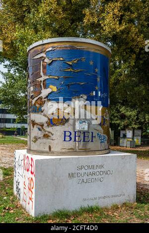 Sarajevo, Bosnie-Herzégovine - 29 août 2019 : monument ICAR sur le boeuf en conserve à Sarajevo. Un mémorial à l'aide alimentaire livrée pendant le siège de sa Banque D'Images