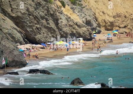 Photo de la plage d'Agua Blanca en juillet 2020 sur l'île espagnole d'Ibiza, au bord de la mer Méditerranée. Il est situé dans la municipalité de Santa Eulˆria des Riu et à 6.4 miles au nord-est de la ville de Santa Eulˆria des Riu. Banque D'Images