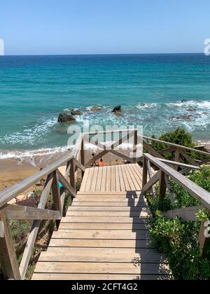 Photo de la plage d'Agua Blanca en juillet 2020 sur l'île espagnole d'Ibiza, au bord de la mer Méditerranée. Il est situé dans la municipalité de Santa Eulˆria des Riu et à 6.4 miles au nord-est de la ville de Santa Eulˆria des Riu. Banque D'Images