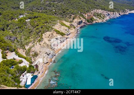 Photo de la plage d'Agua Blanca en juillet 2020 sur l'île espagnole d'Ibiza, au bord de la mer Méditerranée. Il est situé dans la municipalité de Santa Eulˆria des Riu et à 6.4 miles au nord-est de la ville de Santa Eulˆria des Riu. Banque D'Images