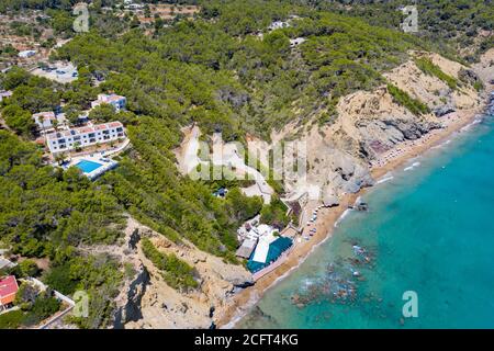 Photo de la plage d'Agua Blanca en juillet 2020 sur l'île espagnole d'Ibiza, au bord de la mer Méditerranée. Il est situé dans la municipalité de Santa Eulˆria des Riu et à 6.4 miles au nord-est de la ville de Santa Eulˆria des Riu. Banque D'Images