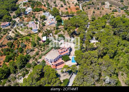 Photo de la plage d'Agua Blanca en juillet 2020 sur l'île espagnole d'Ibiza, au bord de la mer Méditerranée. Il est situé dans la municipalité de Santa Eulˆria des Riu et à 6.4 miles au nord-est de la ville de Santa Eulˆria des Riu. Banque D'Images