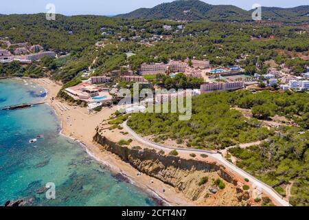 Photo de la plage d'Agua Blanca en juillet 2020 sur l'île espagnole d'Ibiza, au bord de la mer Méditerranée. Il est situé dans la municipalité de Santa Eulˆria des Riu et à 6.4 miles au nord-est de la ville de Santa Eulˆria des Riu. Banque D'Images