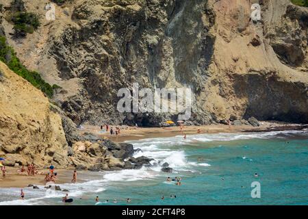 Photo de la plage d'Agua Blanca en juillet 2020 sur l'île espagnole d'Ibiza, au bord de la mer Méditerranée. Il est situé dans la municipalité de Santa Eulˆria des Riu et à 6.4 miles au nord-est de la ville de Santa Eulˆria des Riu. Banque D'Images