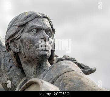Détail de la statue commémorative Jackie Crookston par David Anni, Tranent, East Lothian, Écosse, Royaume-Uni. Banque D'Images