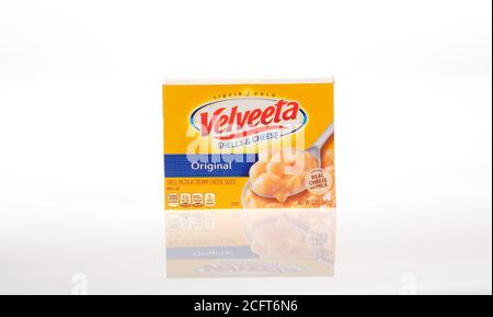 Boîte de macaroni au fromage Velveeta, pâtes aux coquillages et au fromage dans une sauce crémeuse Banque D'Images