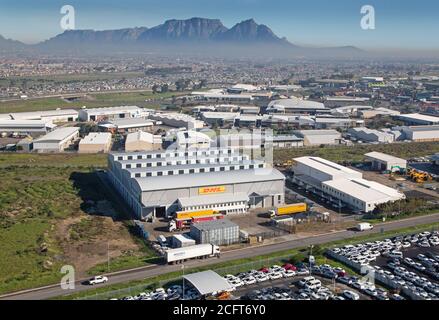 Cape Town, Western Cape / Afrique du Sud - 06/30/2020: Photo aérienne de DHL Warehouse à l'aéroport international de Cape Town Banque D'Images