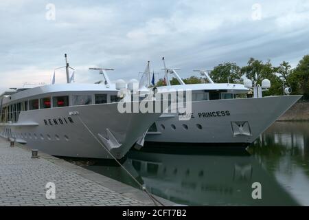 Paris, France. Septembre 05. 2020. Attraction touristique sur la Seine près de la Tour Eiffel. Restaurant bateaux. Banque D'Images