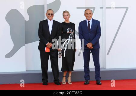 Italie, Lido di Venezia, 07 septembre 2020 : le réalisateur Andrei Konchalovsky, sa femme Julia Vysotskaya et Alberto Barbera marchent le tapis rouge devant la 'Dorogie Tovarischi !' (Chers camarades !) Projection au cours du 77e Festival international du film de Venise photo © Ottavia Da Re/Sintesi/Alamy Live News Banque D'Images