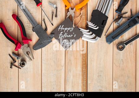 Jeu d'outils de travail sur fond en bois. Concept de carte de vœux festive pour la fête des pères Banque D'Images