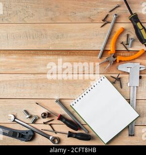 Journée internationale des pères. Concept de carte de vœux. Ensemble d'outils de construction sur fond en bois. Placer pour le texte. Banque D'Images