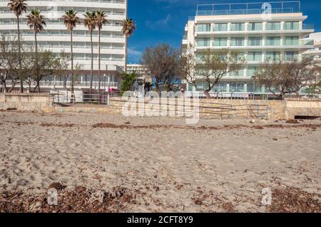 Vue sur la promenade de Cala Millor depuis la rive. Établissements touristiques fermés Banque D'Images