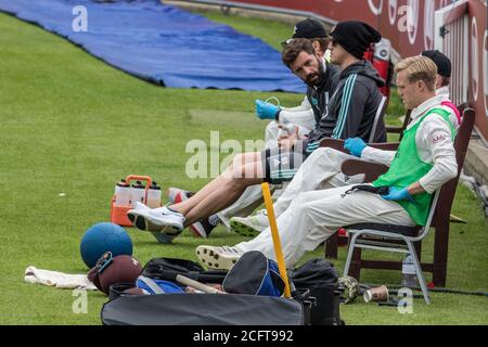 Londres, Royaume-Uni. 7 septembre 2020. L'équipe de Surrey Drimks ( Chris Tremlett, Morne Morkel et Matt Dunn), qui prend Sussex le deuxième jour du jeu Bob Willis Trophy à l'Oval. David Rowe/Alay Live News Banque D'Images