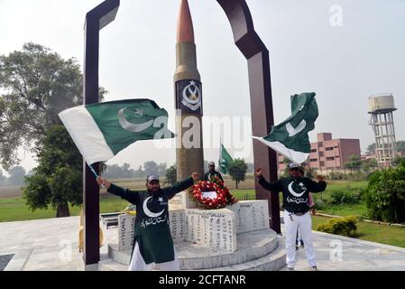 Les Rangers du Pendjab et les soldats en uniforme noir participent à la cérémonie de levée du drapeau à la veille de la Journée de la Défense et des Martyrs à la frontière de Wagah au poste de contrôle conjoint (JCP) à Lahore. Depuis la partition de l'Inde britannique en 1947, le Pakistan et l'Inde sont restés en désaccord sur plusieurs questions. Bien que le conflit du Cachemire soit la question prédominante qui divise les nations, d'autres conflits frontaliers existent également, notamment sur le Rann de Kutch, une région stérile de l'État indien du Gujarat. La question est apparue pour la première fois en 1956 et s'est terminée avec la reprise du contrôle de l'Inde sur la zone contestée. (Photo de Rana Sajid Banque D'Images