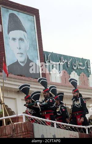 Les Rangers du Pendjab et les soldats en uniforme noir participent à la cérémonie de levée du drapeau à la veille de la Journée de la Défense et des Martyrs à la frontière de Wagah au poste de contrôle conjoint (JCP) à Lahore. Depuis la partition de l'Inde britannique en 1947, le Pakistan et l'Inde sont restés en désaccord sur plusieurs questions. Bien que le conflit du Cachemire soit la question prédominante qui divise les nations, d'autres conflits frontaliers existent également, notamment sur le Rann de Kutch, une région stérile de l'État indien du Gujarat. La question est apparue pour la première fois en 1956 et s'est terminée avec la reprise du contrôle de l'Inde sur la zone contestée. (Photo de Rana Sajid Banque D'Images