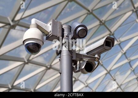 Caméra CCTV multidirectionnelle installée dans une rue urbaine. Banque D'Images