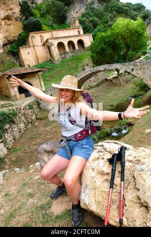 Randonneur jeune femme mûre près d'une vieille chapelle. Banque D'Images