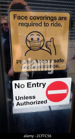 États-Unis, New York City transit bus signe nécessitant l'utilisation de masque facial Banque D'Images