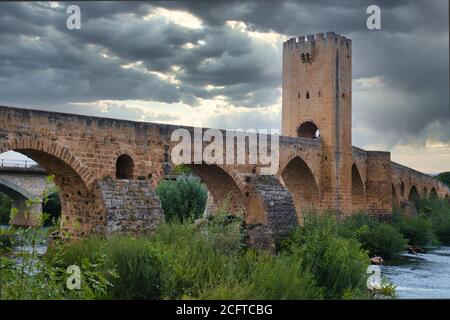 Pont médiéval et rivière de l'Èbre. Banque D'Images