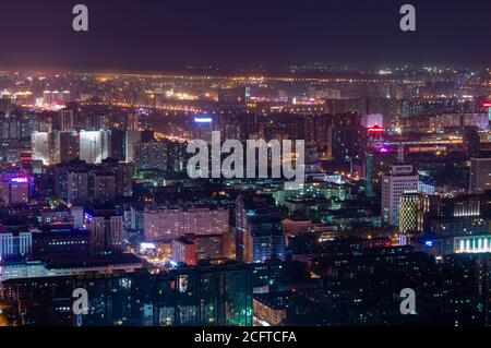 Pékin / Chine - 25 août 2014 : vue panoramique nocturne du paysage urbain de Pékin, vue depuis la plate-forme d'observation de la tour de télévision centrale Banque D'Images