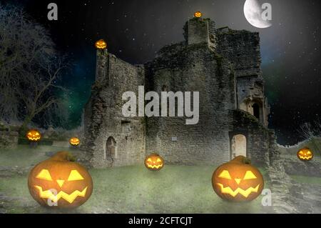 Beaucoup de lanternes effrayantes de citrouille d'halloween devant un vieux château la nuit Banque D'Images