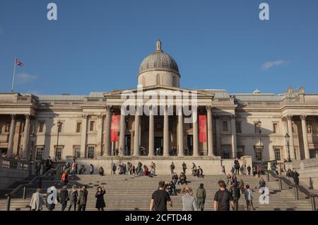 De larges marches ont été observées menant au bâtiment de la National Gallery sur la terrasse nord de Trafalgar Square Londres. Banque D'Images