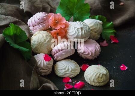 Délicieux guimauves roses sur une table en marbre. Bonbons. Banque D'Images